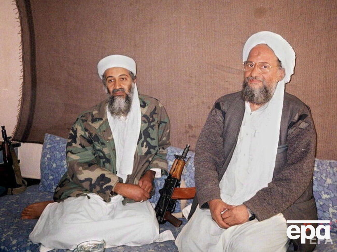 Усама бен Ладен и&nbsp;Айман аль-Завахири на редком общем снимке, датированном 2001 годом