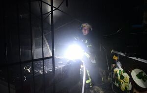 Из-за попадания боеприпасов и их обломков возник пожар продовольственного магазина в Николаеве, отметил Ким