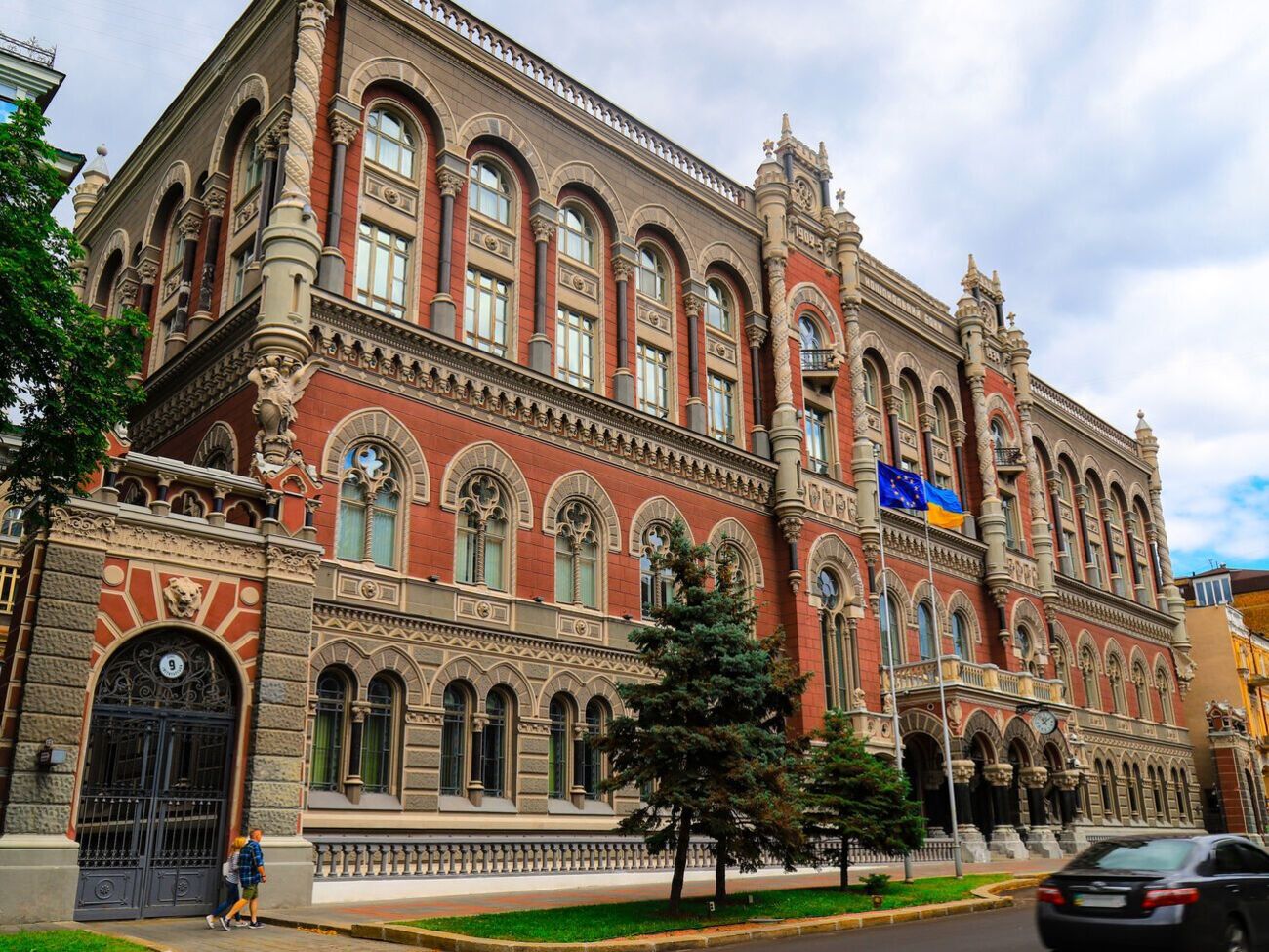 В НБУ считают, что решение о сохранении учетной ставки на уровне 25% сейчас является фактически безальтернативным