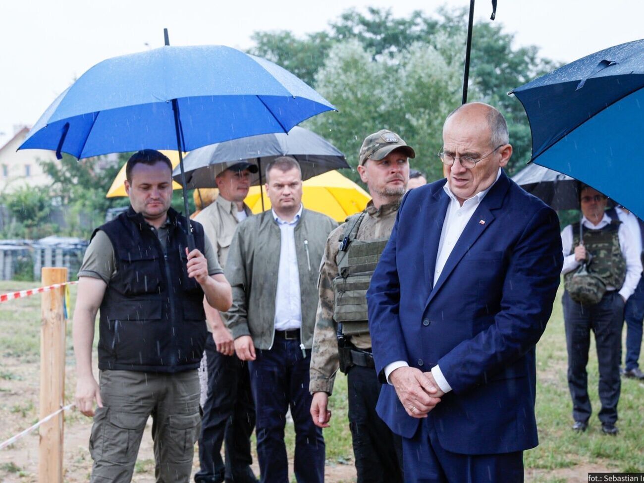 Рау (праворуч) прибув до Бучі під Києвом, повідомив речник МЗС Польщі