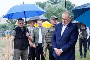 Рау (справа) прибыл в Бучу под Киевом, сообщил спикер МИД Польши