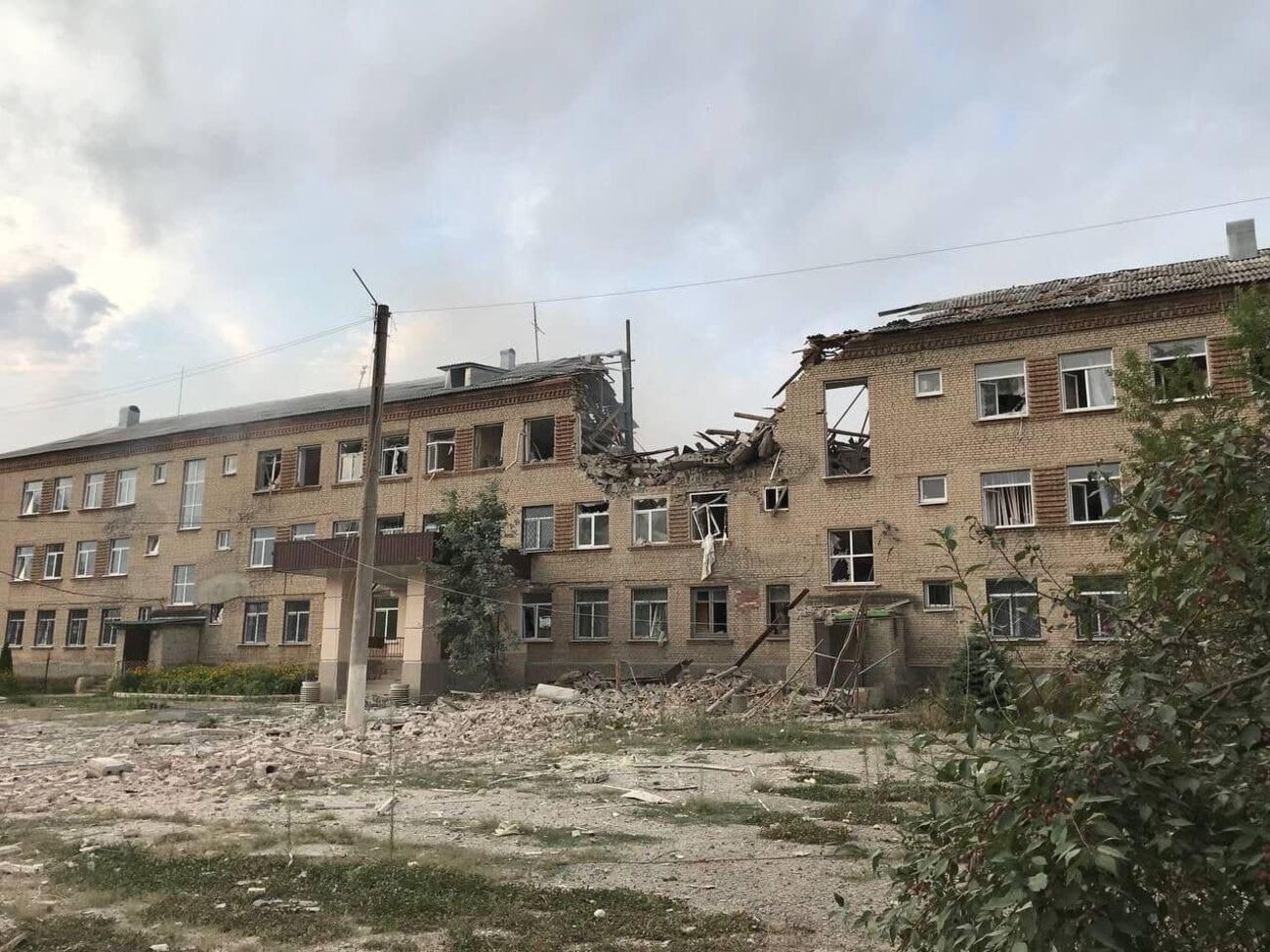 Рятувальники загасили пожежу й розбирають завали