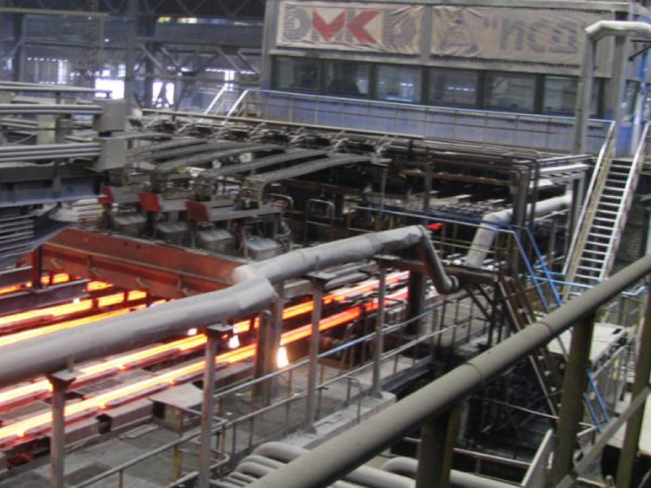 Комбинат будет продолжать работать на минимально возможном уровне с целью сохранения высококвалифицированного и опытного рабочего коллектива, отметили в компании