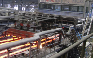 Комбинат будет продолжать работать на минимально возможном уровне с целью сохранения высококвалифицированного и опытного рабочего коллектива, отметили в компании