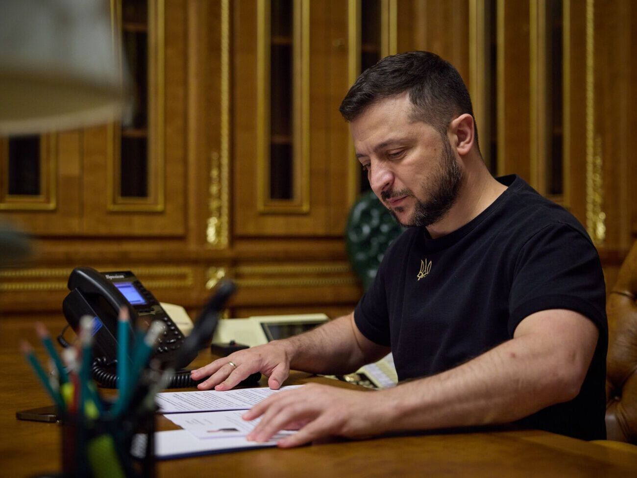 Зеленський розповів співрозмовнику про ситуацію на полі бою, зазначили в ОП