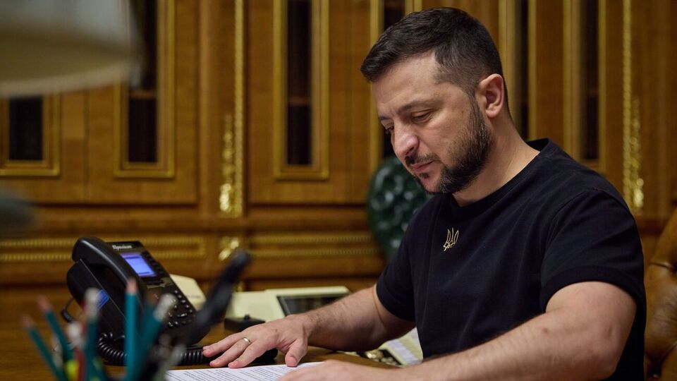 Зеленський розповів співрозмовнику про ситуацію на полі бою, зазначили в ОП