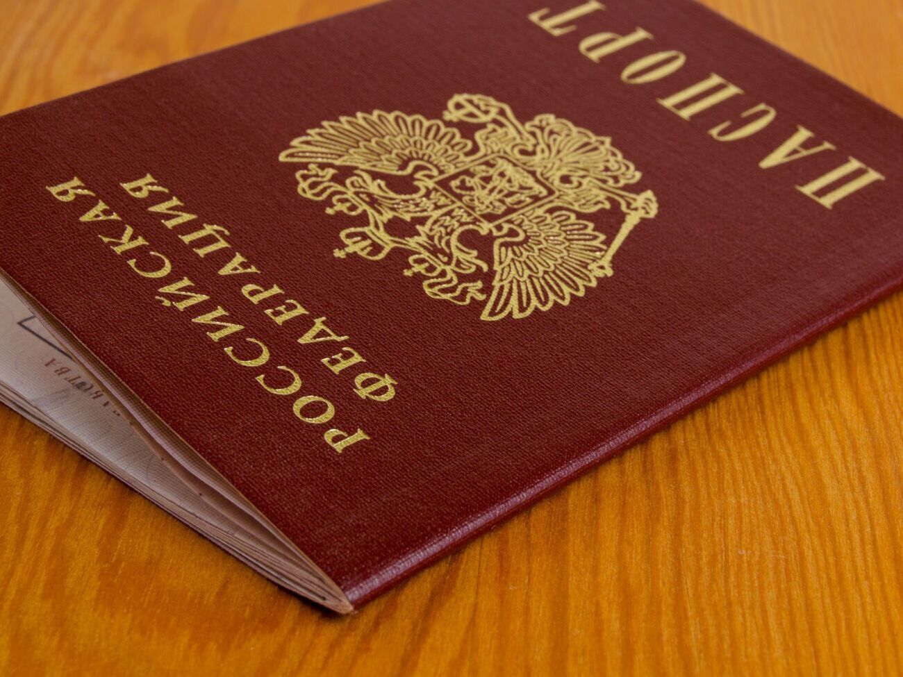 Поки що "червону макулатуру" отримало приблизно 10 тис. жителів окупованих Херсонської та Запорізької областей, зазначили у ЦНС