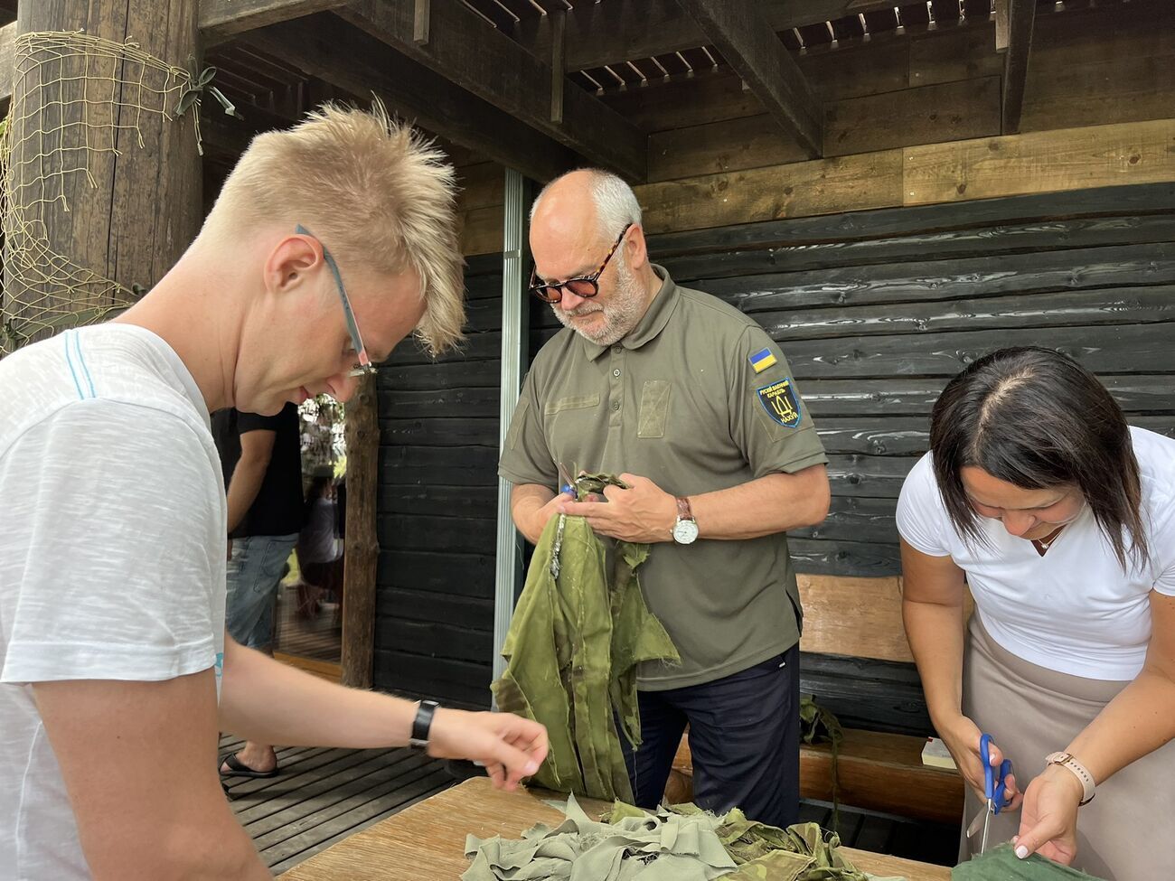 Карис (в центре) был в футболке, подаренной президентом Украины