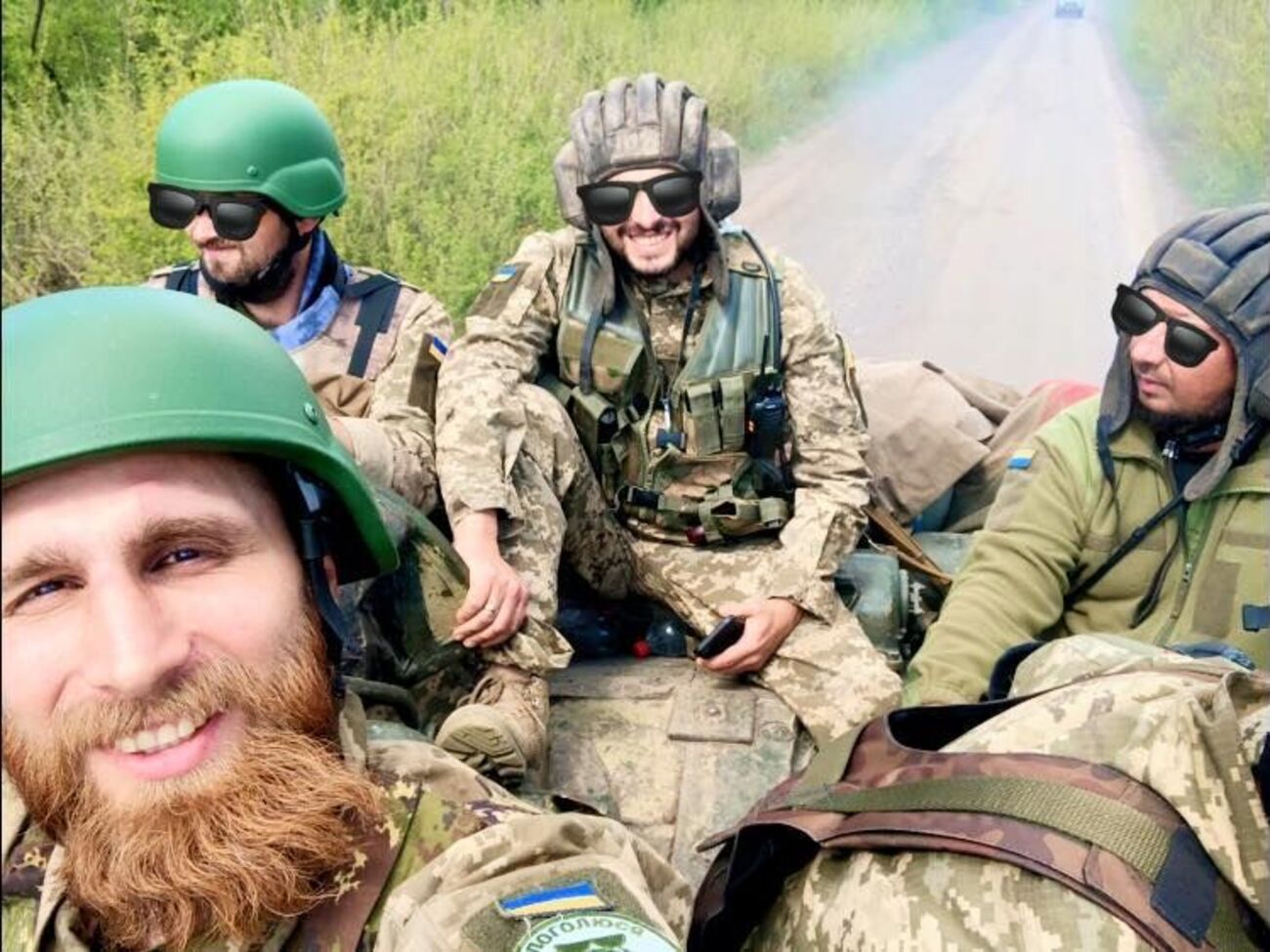 Вишебаба (ліворуч) активно веде свої соцмережі з передової, у TikTok у нього понад 240 тис. підписників