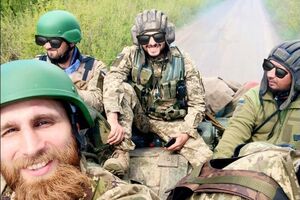 Вишебаба (ліворуч) активно веде свої соцмережі з передової, у TikTok у нього понад 240 тис. підписників