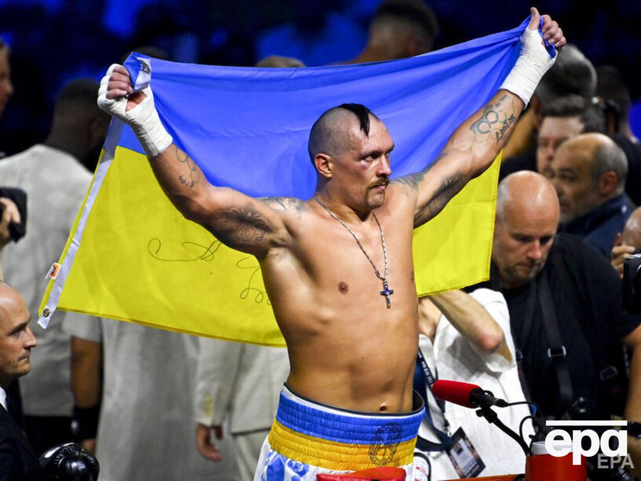 Усик посвятил свою победу украинским защитникам