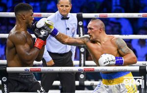 Усик в тяжелом и равном бою вырвал победу у Джошуа