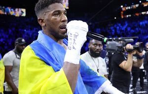 Джошуа был расстроен, но воздал Усику должное