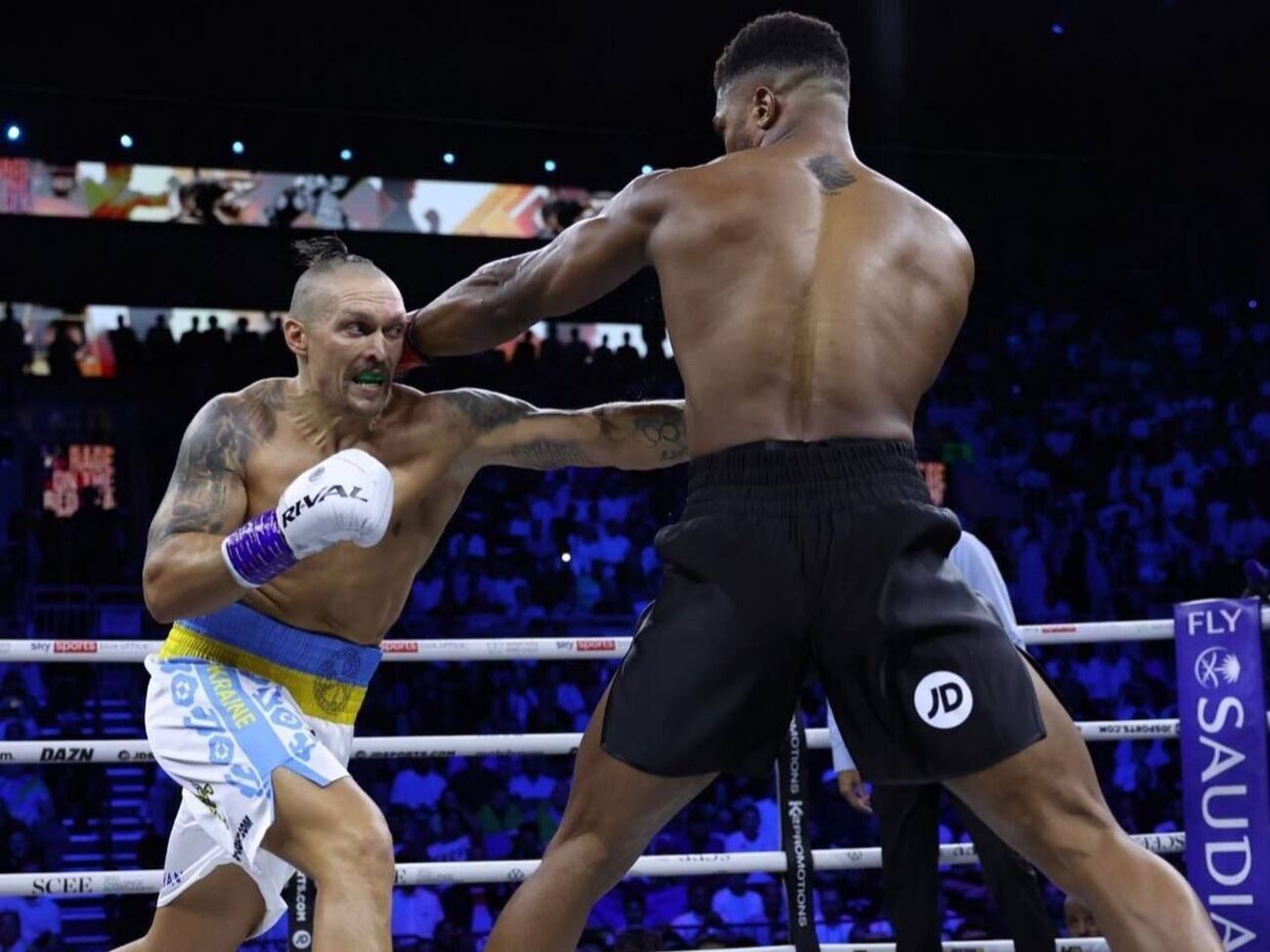 Усик дрался с Джошуа в шортах с именем любимой жены и названием любимой страны