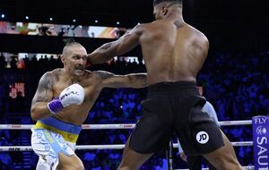 Усик дрался с Джошуа в шортах с именем любимой жены и названием любимой страны