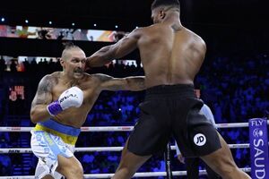 Усик дрался с Джошуа в шортах с именем любимой жены и названием любимой страны