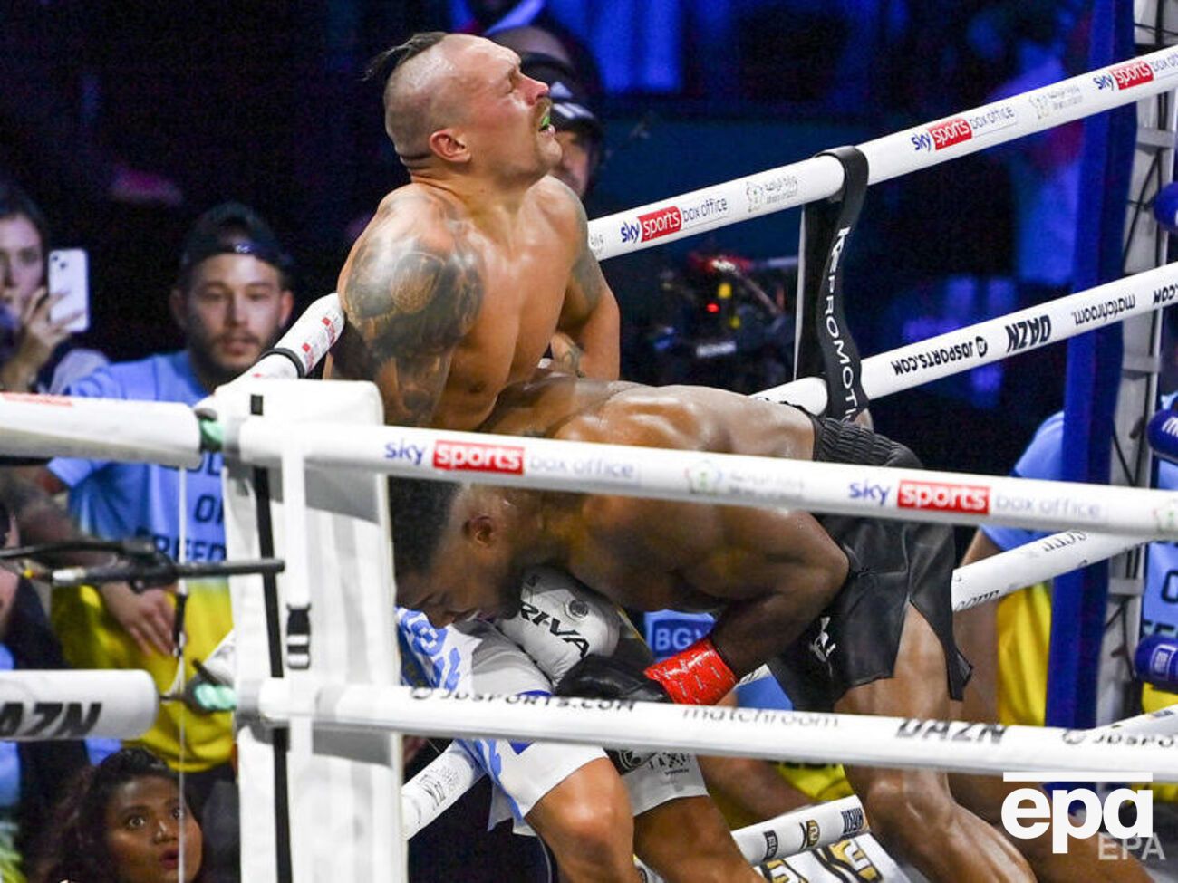 Джошуа не смог победить Усика, но делал ему больно иначе