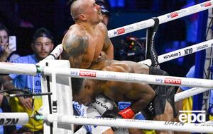 Джошуа не смог победить Усика, но делал ему больно иначе