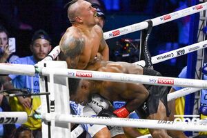 Джошуа не смог победить Усика, но делал ему больно иначе