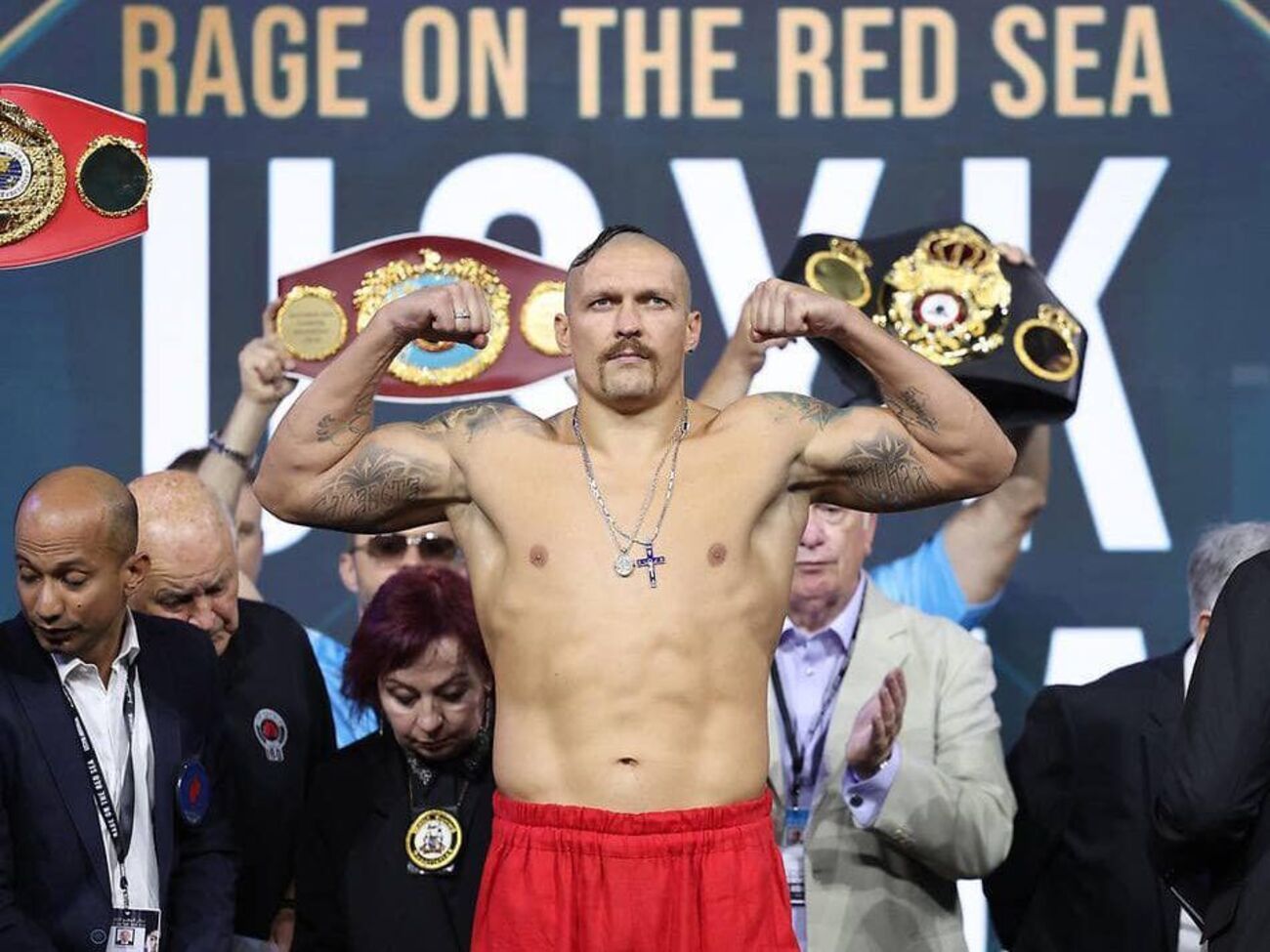Льюис призвал украинского чемпиона мира по боксу Усика (на фото) сразится в бою против&nbsp;Фьюри