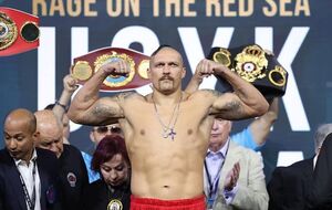 Льюїс закликав українського чемпіона світу з боксу Усика (на фото) зійтися у бою проти Ф'юрі