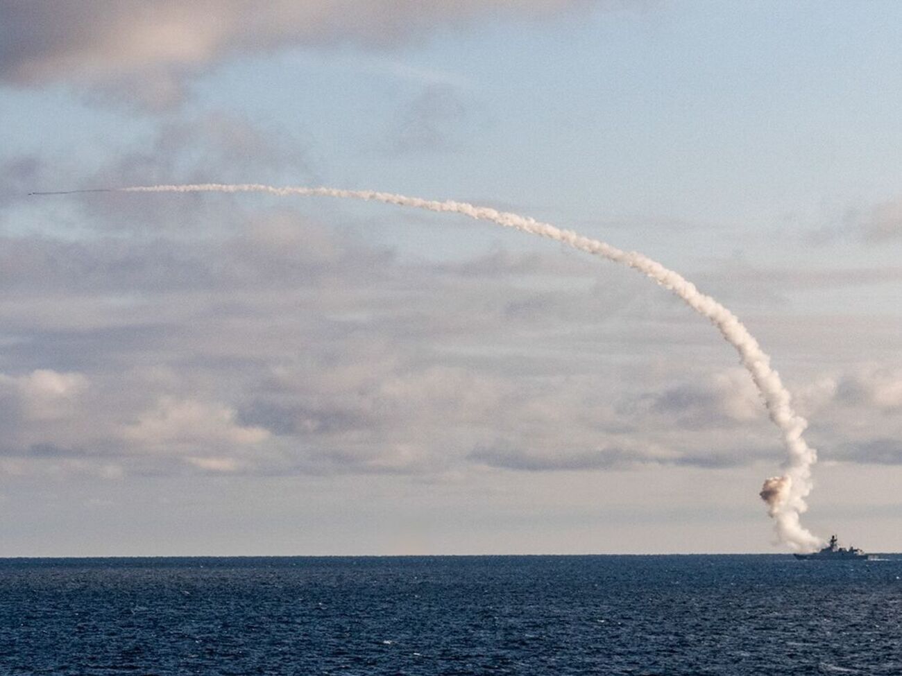 У Чорному морі корабельне угруповання окупантів на бойовому чергуванні збільшили до двох БДК і п'яти ракетоносіїв, зазначило командування "Південь" ЗСУ