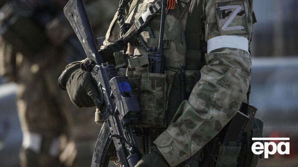 Солдат России пытался добиться несовершеннолетнюю девушку на улице одного из микрорайонов Мелитополя, рассказал Федоров