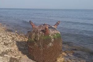 Дрейфующая якорная мина уничтожена силами подрывной команды группировки разнородных сил юга Украины, отметил Братчук