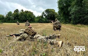Украинские военные противостоят наступлению врага