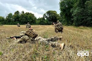 Украинские военные противостоят наступлению врага