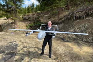 Після навчання у професійних пілотів українські воїни отримують безпілотники для виконання бойових завдань на передовій