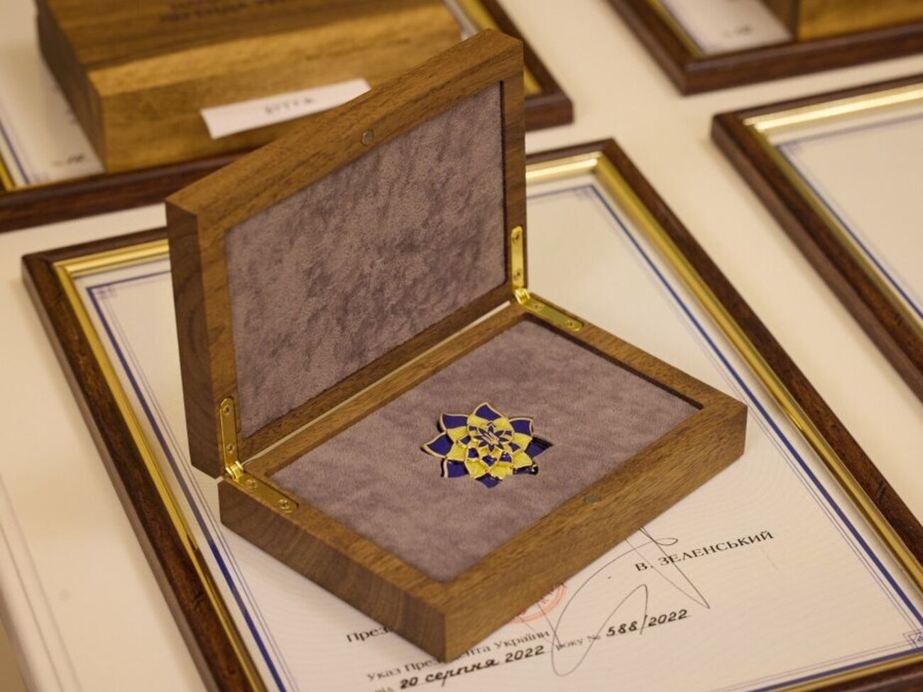 Награда "Национальная легенда Украины" была основана в 2021 году. Но теперь, отметил президент, ее смысл изменился