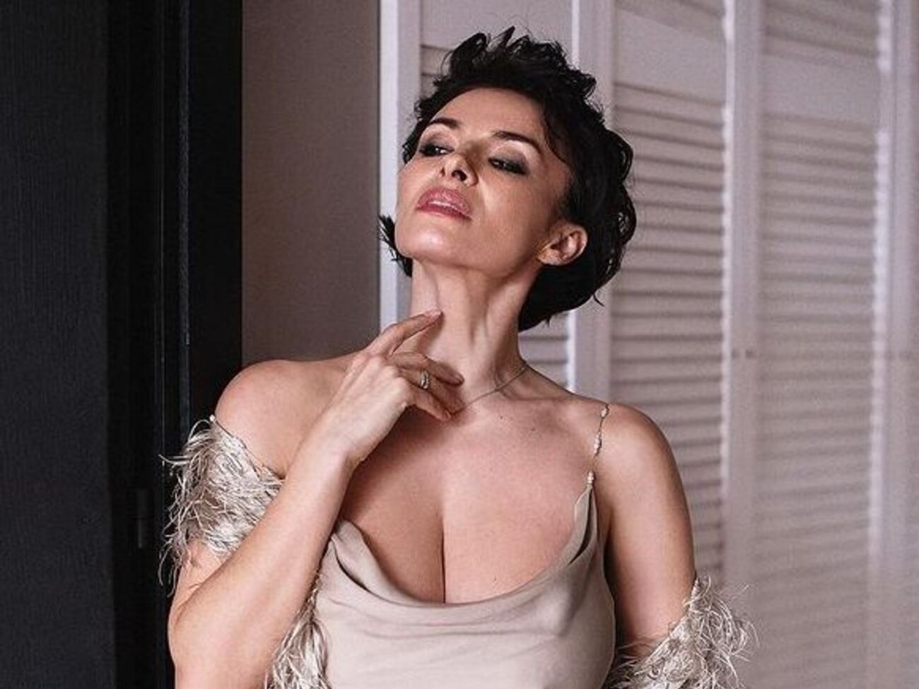 Мейхер продемонстрировала платье собственного бренда