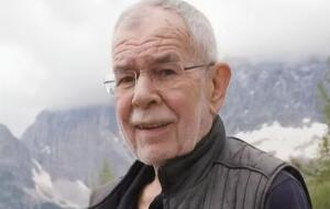 Судячи з Instagram-акаунта Ван дер Беллена, він любить гірські походи