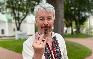 У мережі розкритикували пропозицію Мінкульту щодо нового жесту у вигляді тризубця. На фото – міністр Ткаченко