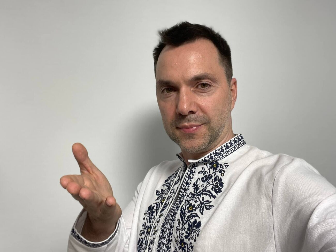 Арестович родился в 1975 году