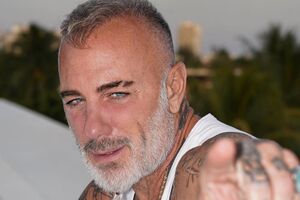 Вакки родился 5 августа 1967 года в Италии