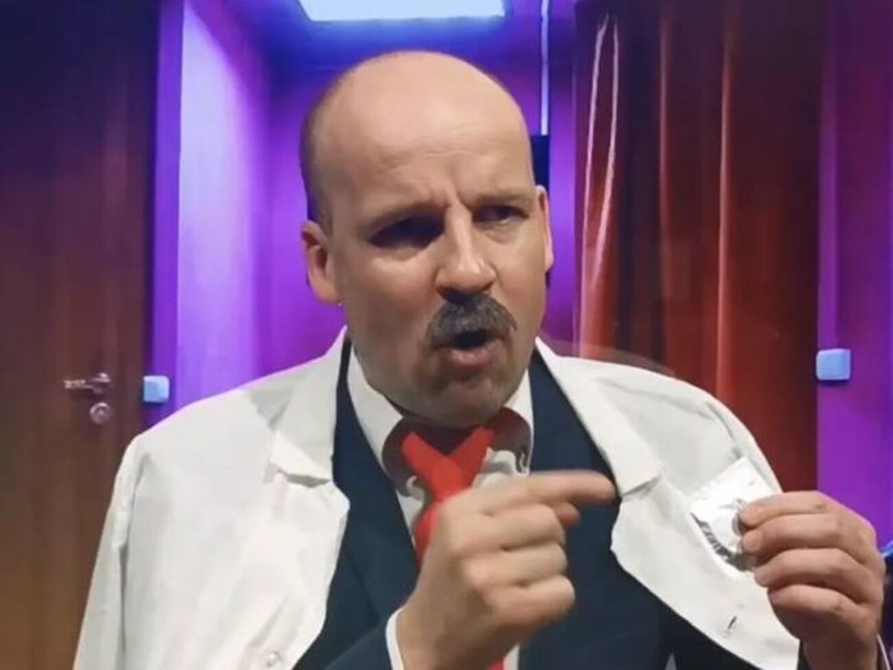 Великий в образе Лукашенко: Ну вот скажите мне: почему бы для своего качанчика не использовать кукурузное масло?