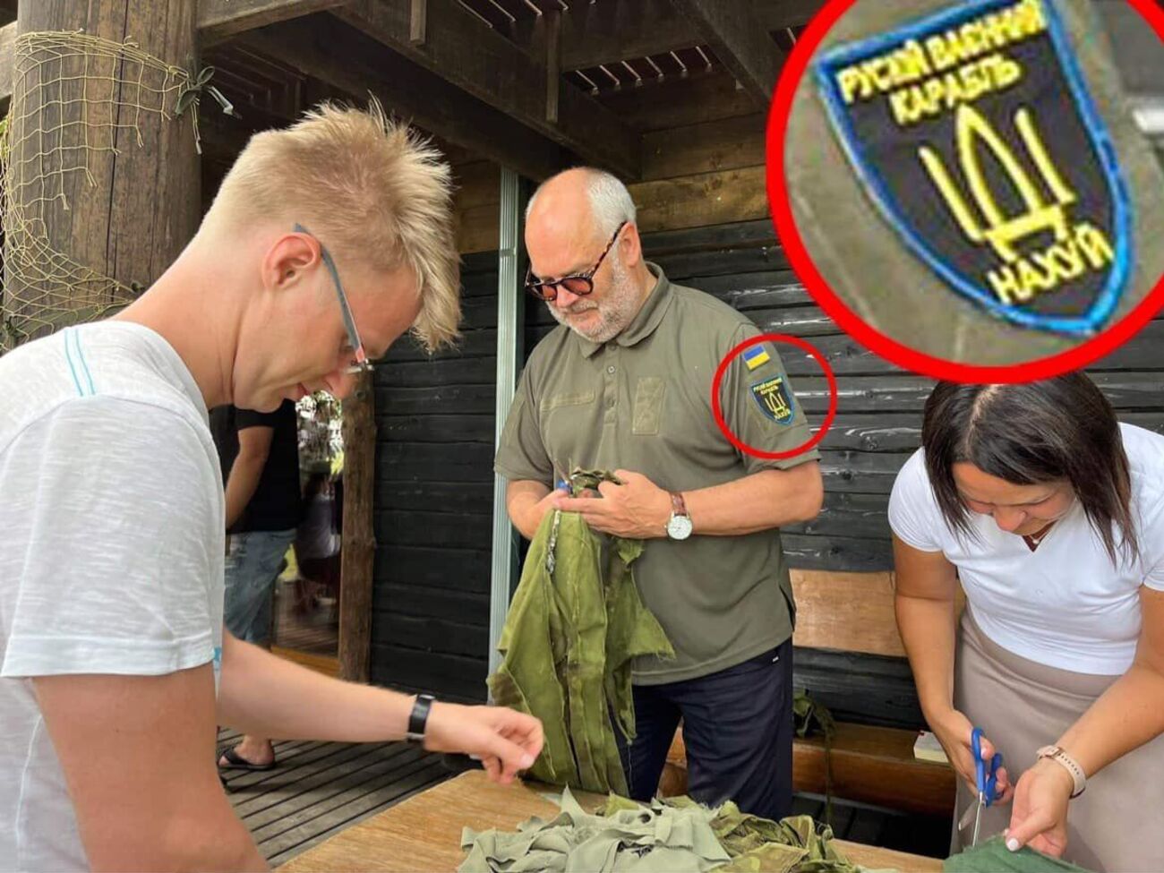 Футболку&nbsp;с посланием для "русского корабля" президенту Эстонии подарил Зеленский