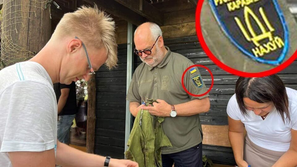 Футболку з посланням для "російського корабля" президенту Естонії подарував Зеленський