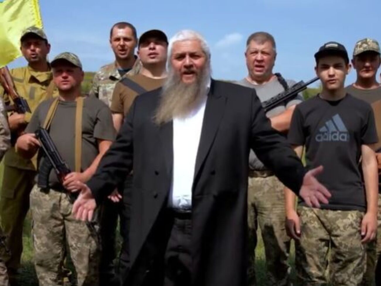 Моше Реувен Асман в ролике предстал в окружении территориальной обороны Киевской области