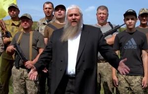 Моше Реувен Асман в ролике предстал в окружении территориальной обороны Киевской области