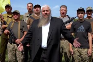 Моше Реувен Асман в ролике предстал в окружении территориальной обороны Киевской области