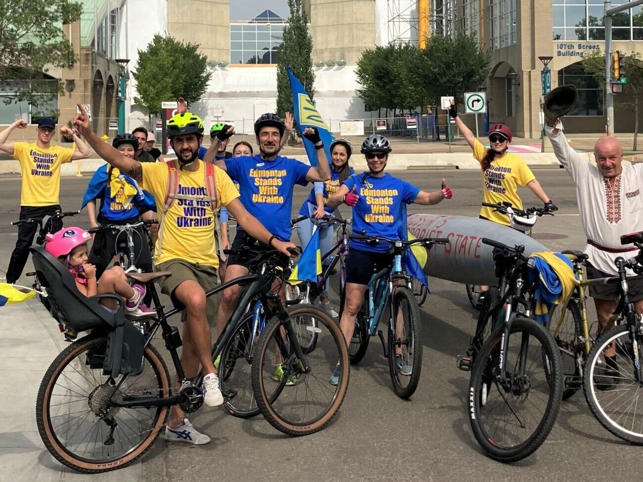 В Эдмонде провели велопробег и шествие по центральным улицам Эдмонтона ко Дню Независимости Украины