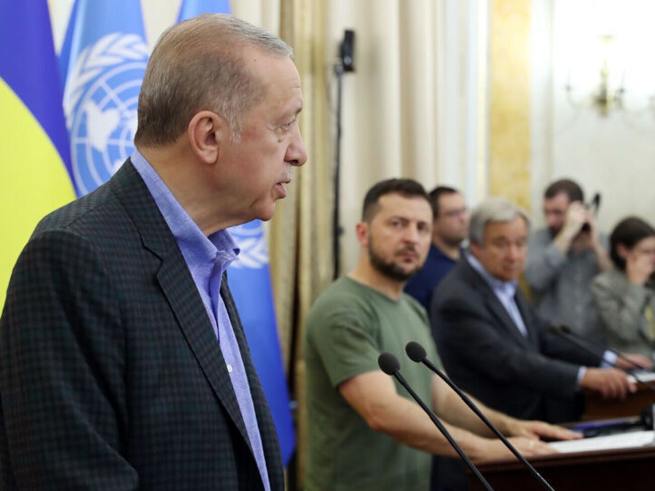 Ердоган (ліворуч) зазначив, що 18 серпня під час візиту до Львова знову підтвердив позицію Туреччини щодо війни РФ проти України