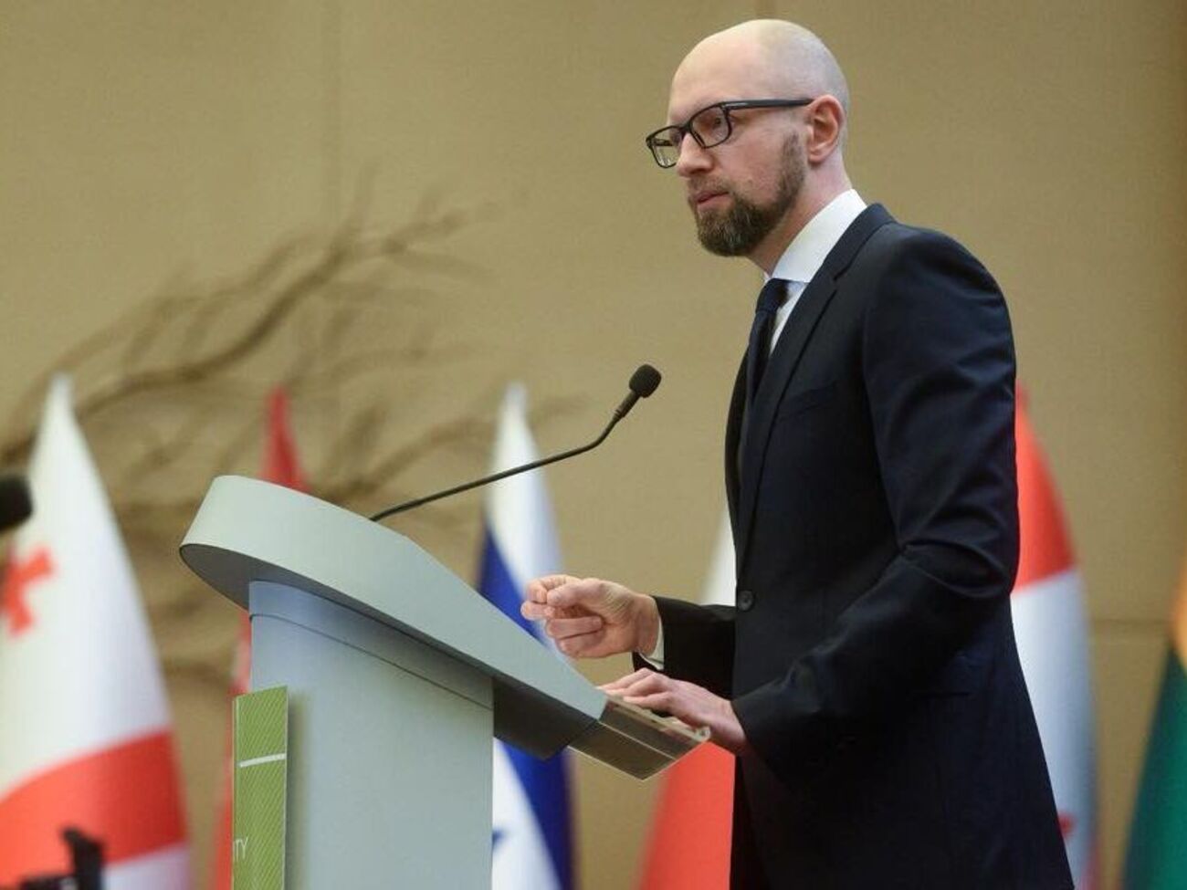 Яценюк считает, что для переговоров с Путиным нужны победы Украины