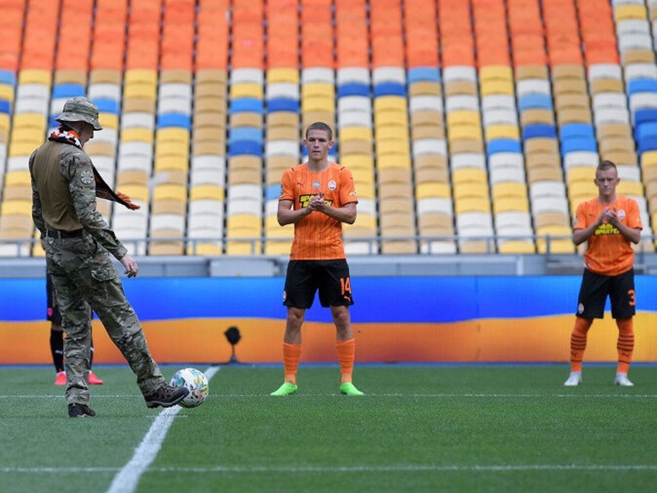 Первый удар по мячу в матче "Шахтер" &ndash;&nbsp;"Металлист 1925" нанес боец "Азова"