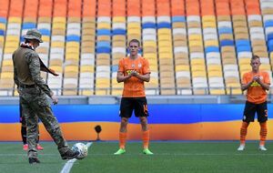 Первый удар по мячу в матче "Шахтер" – "Металлист 1925" нанес боец "Азова"