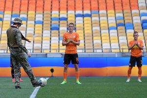 Перший удар по м'ячу в матчі "Шахтар" – "Металіст 1925" зробив боєць "Азову"