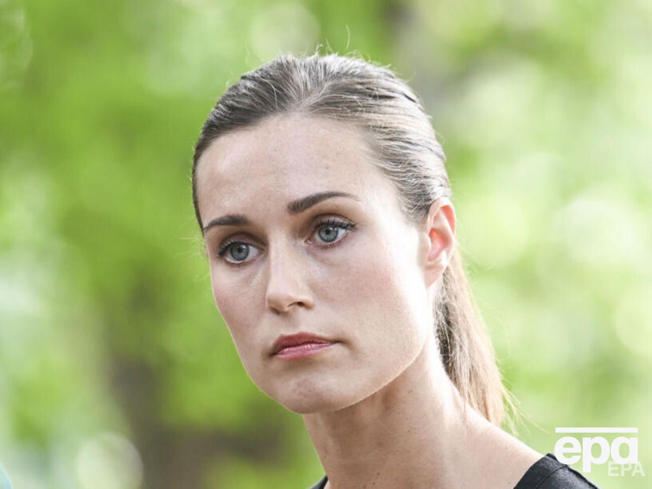 Премьеру Финляндии Марин пришлось объясняться за топлес-снимки гостей, сделанные в ее резиденции в июле